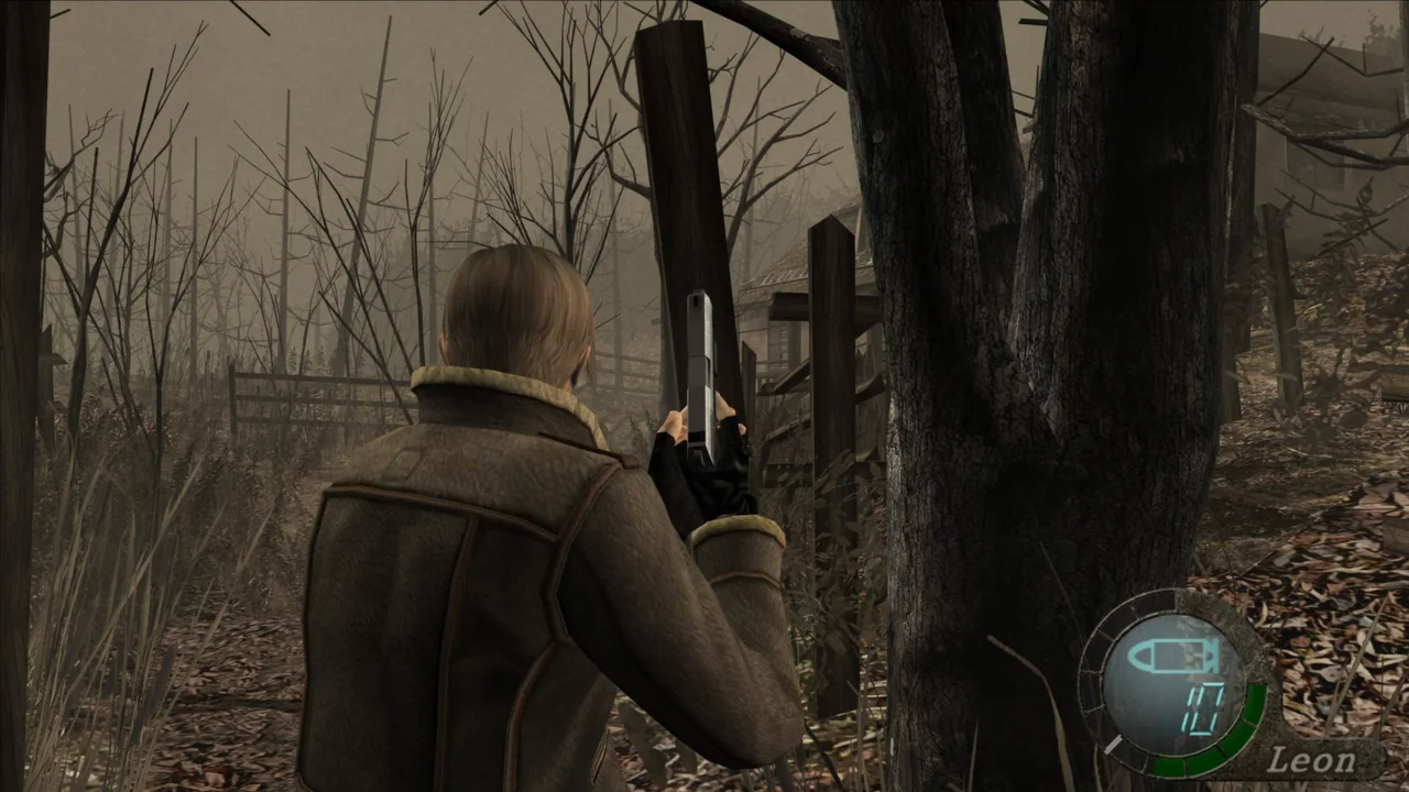 Leon aims a handgun in a forest in the original Resident Evil 4, with the HUD in the corner